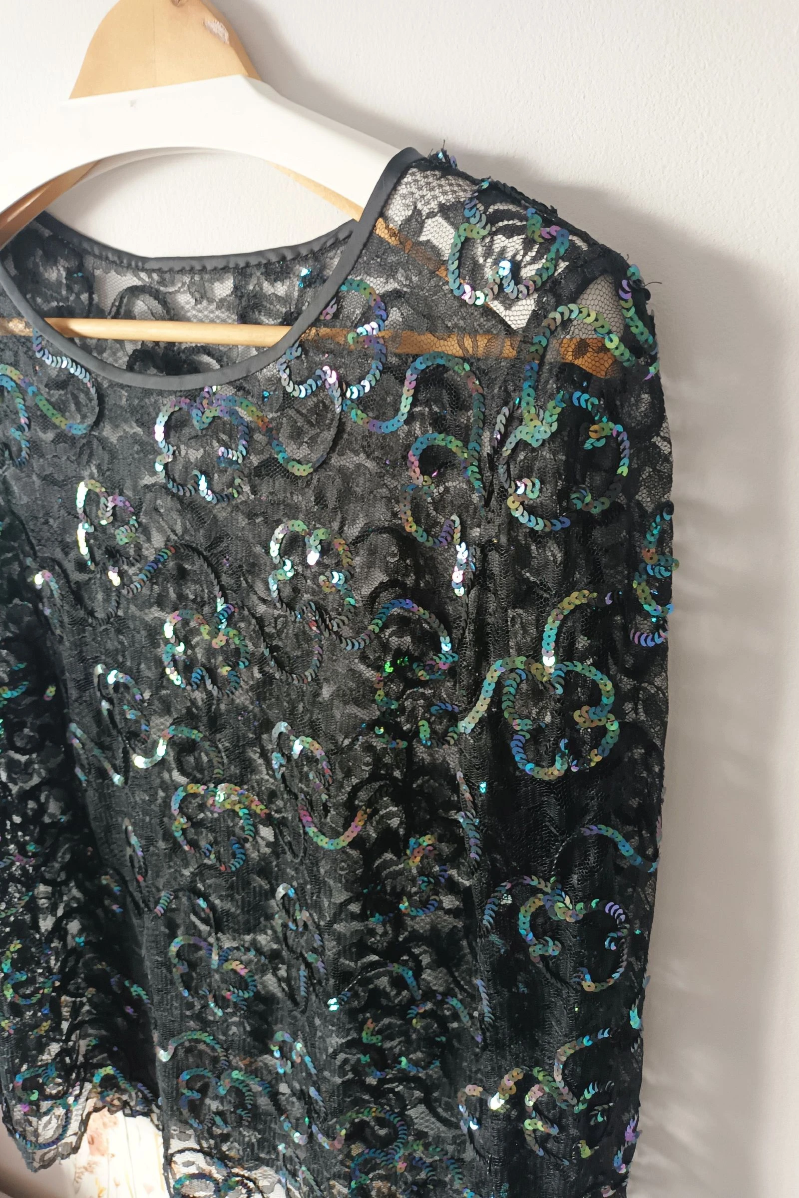 Zwarte kanten blouse met holografische pailletten iriserend – photo 4